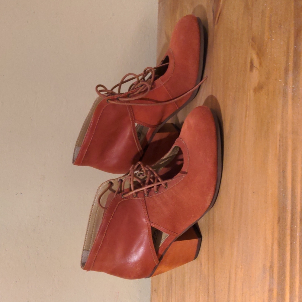 Latigo Burnt Orange 9M Suede & Leather Block Heel 3in Shoes Boots cutout detail